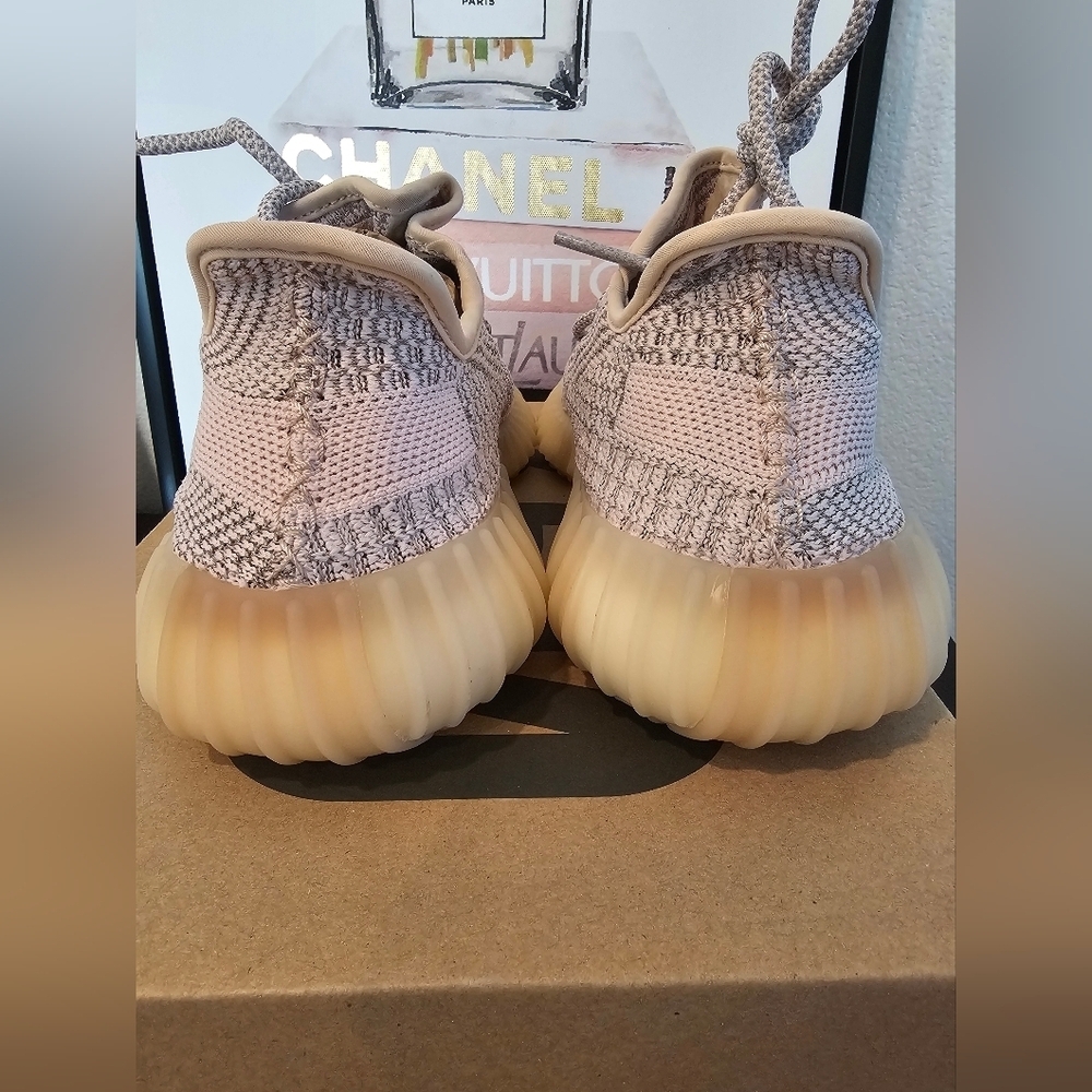 Yeezy Boost 350 V2 Sneakers . US Size 5 - Picture 7 of 14